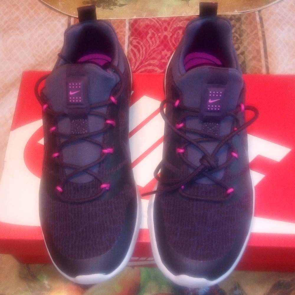 NEW SIZE 5 WOMEN NIKE CK RACER SHOES